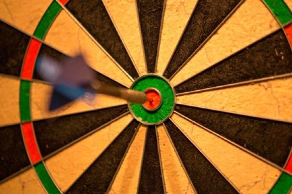 Dart spielen - Mi